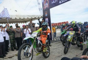 Danrem 142/Tatag saat melepas rider Jelajah Bumi Manakarra 