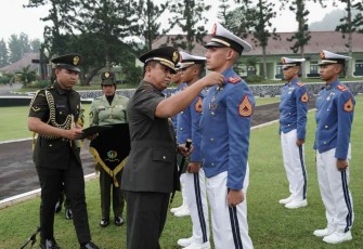 Gubernur Akmil saat memberikan penghargaan 