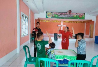 Mengajar anak-anak di sekolah minggu gereja perbatasan 