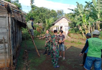 Gotong royong perbaiki rumah warga binaan