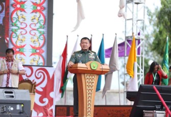 Kasad saat memberikan pembekalan di stadion mini Universitas Palangka Raya 