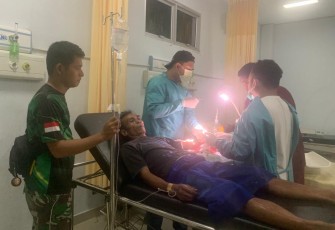 Pertolongan pertama warga terkena tebasan parang di perbatasan 