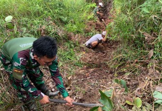 Karya bakti bersihkan saluran air di perbatasan 