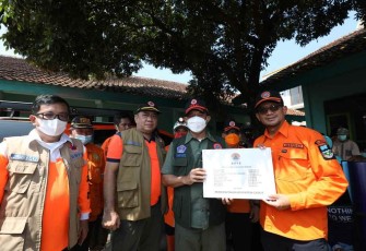 Kepala BNPB saat memberikan bantuan tanggap bencana