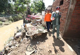 Kepala BNPB saat meninjau lokasi bencana longsor dan banjir di Garut