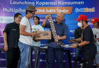 Menteri Teten bersama group band legendaris Slank di Jakarta 