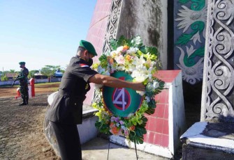 Danrem 121/Abw saat memberikan karangan bunga di TMP