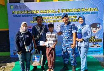 Sunatan massal di Lanud Maimun Saleh