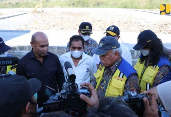 Menteri Basuki saat meninjau lokasi pembangunan pengolahan sampah di labuan bajo