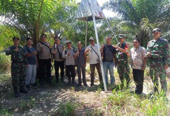 Foto bersama pengecekan patok batas desa di perbatasan 