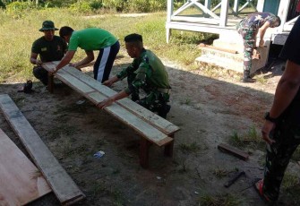 Membuat prasarana pendidikan, Meja dan Kursi ala Satgas Yonarmed 19/105 Trk Bogani