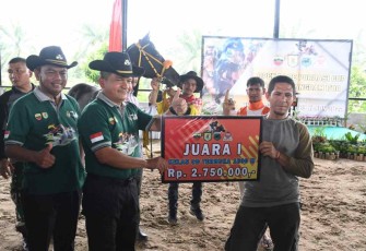 Pangdam I/BB saat memberikan trophy juara