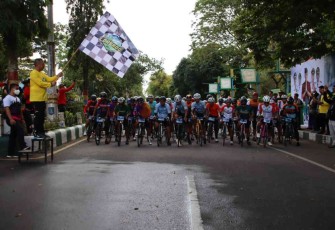 Dandim saat melepas peserta Tour De Loksado 2022