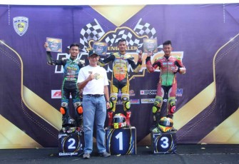 Dandim saat penyerahan trophy juara Balap Motor Trenggalek Matic Race 2022