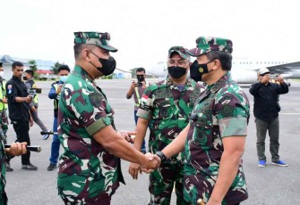 Jabat tangan Danlantamal XI Merauke sambut Pangkogabwilhan III
