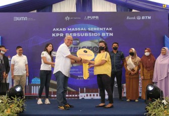 Ibu Nurjannah saat menerima kunci rumah usai akad massal KPR bersubsidi BTN 