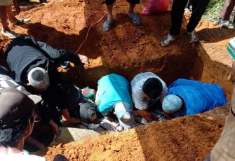 Bantu pemakaman warga perbatasan