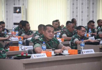 Danrem 023/KS saat mengikuti rapat evaluasi di Kodam I/BB
