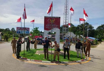Pemasangan bendera meriahkan HUT RI Ke-77 di perbatasan 