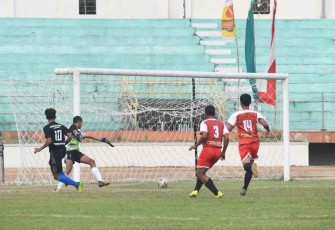 Pemain Al Mujari Trenggalek saat lesakkan gol