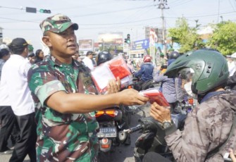 Dandim Ngawi saat membagikan bendera merah putih ke pengendara