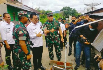 Danrem 023/KS (tengah) saat menyerahkan sumur bor air bersih