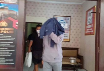 Anggota DPRD Purwakarta YN dari fraksi PDIP saat dibawa ke BNN Karawang