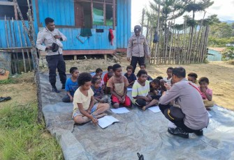 Suasana gembira saat anak-anak belajar di distrik Oksibil 