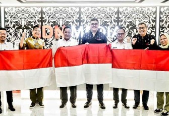Ilustrasi saat bentangkan bendera merah putih
