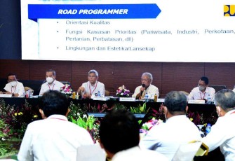 Menteri Basuki saat rapat kerja percepatan pelaksanaan program di Jakarta 