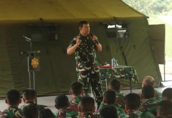Pangdiv 2 Kostrad saat memberikan pengarahan 
