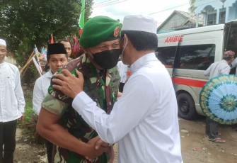 Dandim saat mengucapkan turut berdukacita ke keluarga wakil Bupati Balangan