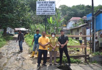 Foto bersama pengurus Yayasan Lim Kim Tjay Hibahkan Lahan ke Negara