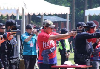 Ketua MPR RI Bambang Soesatyo saat unjuk kebolehan di kejuaraan menembak Menkumham Cup 2022 di Depok