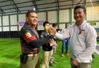 Aiptu Syamsi Rizal saat menerima ucapan selamat Dansat Brimob Polda Kalbar