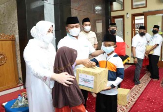 Kapolres Blitar Kota AKBP Argowiyono saat memberikan santunan anak yatim