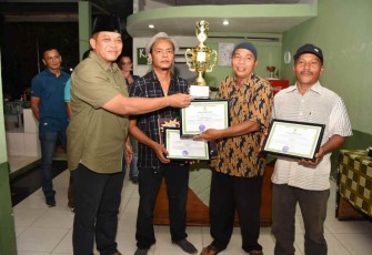 Danrem 023 KS Kolonel Inf Dodi Triwinarto saat memberikan piala dan piagam turnamen gaple domino