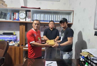 Kalapas Kelas II Pekanbaru Sapto Winarno saat menyerahkan barang bukti paket ganja ke personil Satnarkoba Polres Pekanbaru