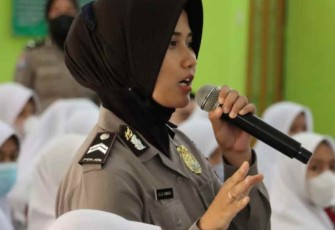Polwan Goes to School saat memberikan edukasi ke siswa SMA 4 Blitar Kota