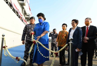 Ny Vero Yudo Margono saat mengguting pita peresmian KRI Teluk Calang- 524 di Jakarta 