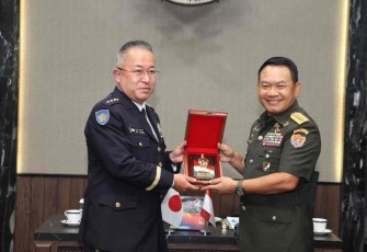 Kasad Jenderal TNI Dudung Abdurachman saat bertukar cenderamata dengan Kasad Jepang di Mabesad