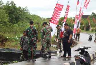 Satgas perbatasan saat bersihkan sekitar PLBN Badau