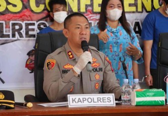 Kapolres Lamandau AKBP Bronto Budiyono saat memberikan keterangan pers 