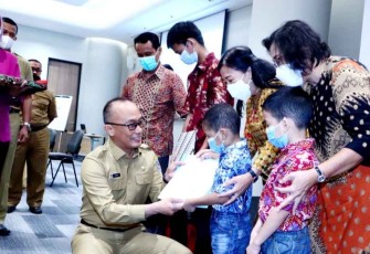 Dirjen Dukcapil Zudan Arif Fakrulloh saat memberikan dokumen kependudukan ke penyandang disabilitas 