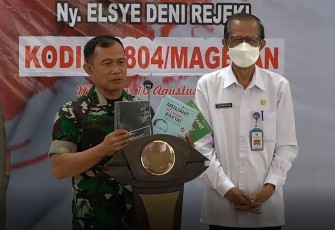 Danrem 081/DSJ Kolonel Inf Deni Rejeki saat menerima buku sejarah perjuangan veteran Magetan 