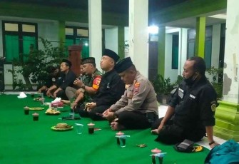 Danramil 13/Kebonsari saat acara cangkrukan di pendopo kecamatan Kebonsari 