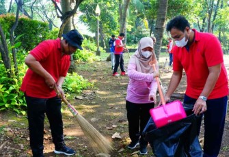 Jajaran Kanwil Kemenkumham Banten saat membersihkan taman makam pahlawan 