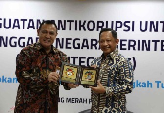 Mendagri Tito saat menerima cenderamata dari Ketua KPK RI