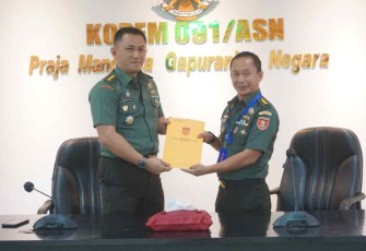 Danrem 091/ASN Brigjen TNI Dendi Suryadi saat menerima hasil tim Wasrik Itdam VI/Mlw