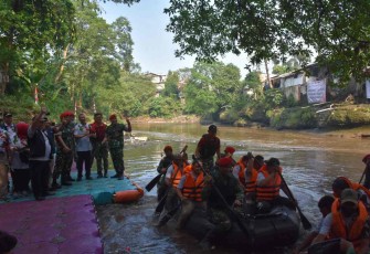 Pembersihan sungai dalam ajang festival Ciliwung Kopassus 2022